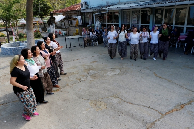 Önce tarlaya sonra folklor kursuna gidiyorlar