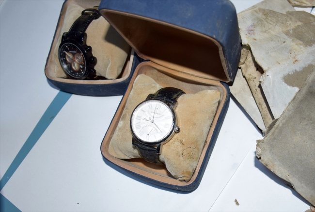 Adana'da FETÖ elebaşı imzalı 3 kol saati ele geçirildi