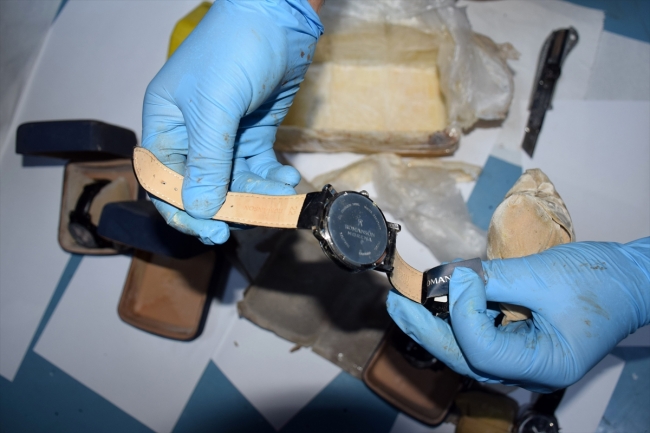 Adana'da FETÖ elebaşı imzalı 3 kol saati ele geçirildi