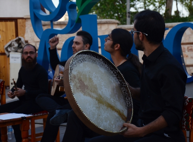 İranlı sanatçılar Adıyaman'da sokak konseri verdi