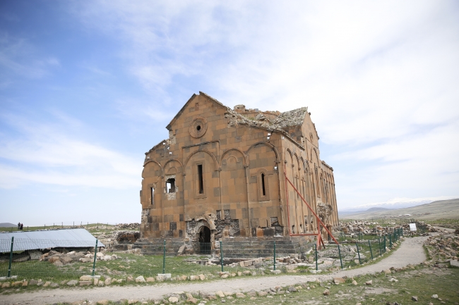 Ani'deki Büyük Katedral'in restorasyon çalışmaları başlıyor