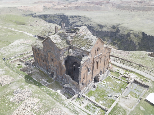 Ani'deki Büyük Katedral'in restorasyon çalışmaları başlıyor