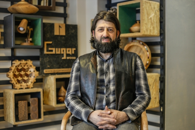 Abdülbaki Akyüz'ün tamamen doğal ahşaptan yaptığı objeler ilgi çekiyor