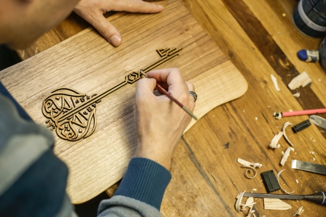 Abdülbaki Akyüz'ün tamamen doğal ahşaptan yaptığı objeler ilgi çekiyor