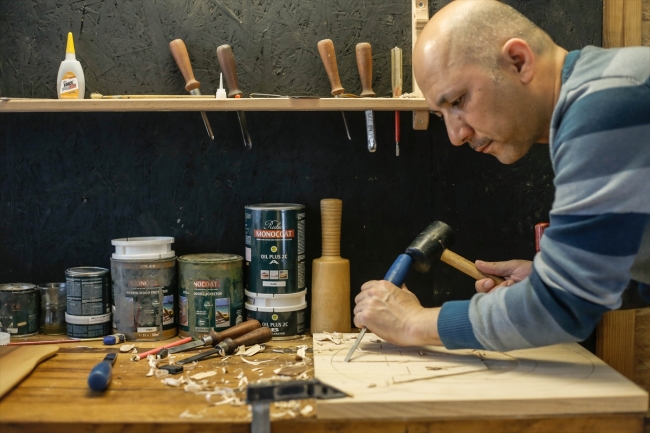 Abdülbaki Akyüz'ün tamamen doğal ahşaptan yaptığı objeler ilgi çekiyor