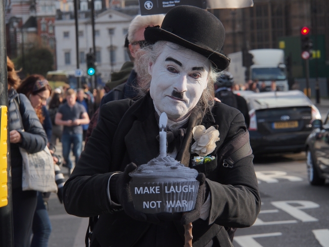 İngiltere'de Suriye operasyonu protestosu