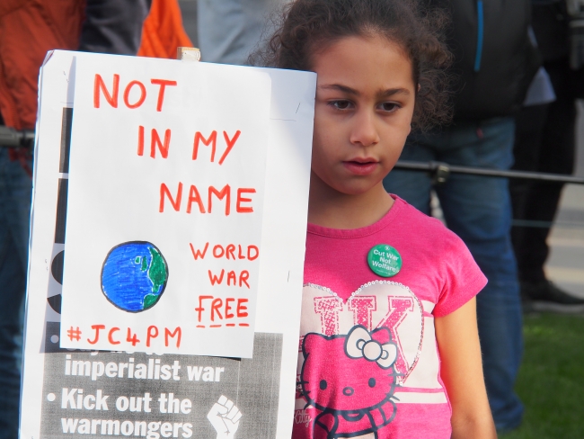 İngiltere'de Suriye operasyonu protestosu