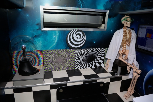 Hurda otobüs, bilim merkezine dönüştü