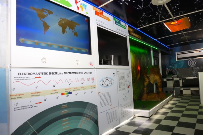 Hurda otobüs, bilim merkezine dönüştü