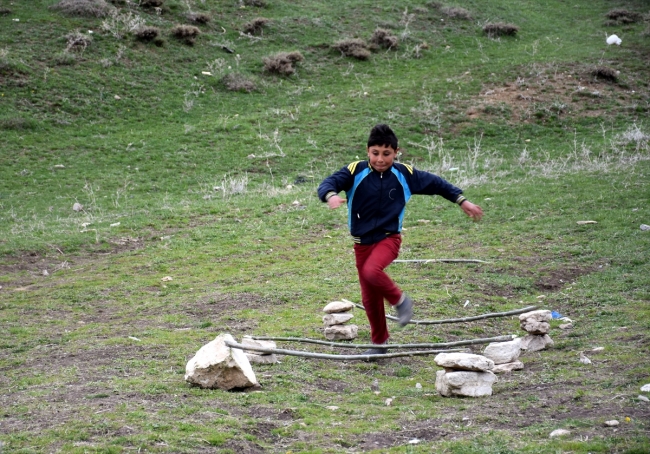 Muşlu çocuklar 'Köyvivor' ile eğleniyor
