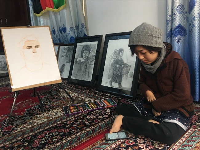 Muhammedi, Afgan kadınının çilesini ağzıyla çizdiği resimlerle anlatıyor