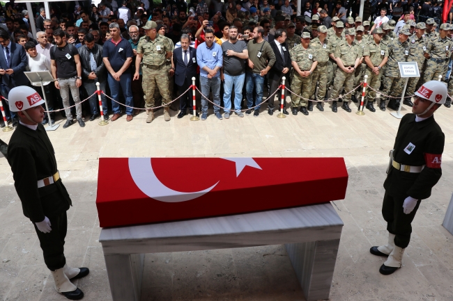 Şırnak şehitlerini, binlerce insan son yolculuğuna uğurladı