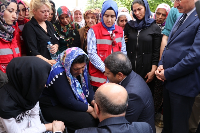 Şırnak şehitlerini, binlerce insan son yolculuğuna uğurladı