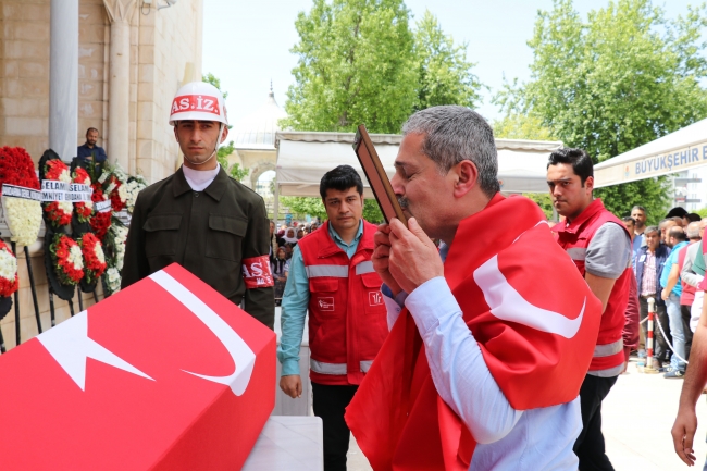 Şırnak şehitlerini, binlerce insan son yolculuğuna uğurladı