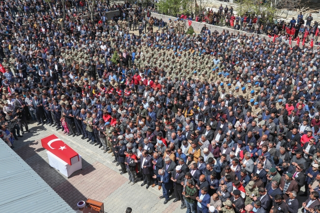 Şırnak şehitlerini, binlerce insan son yolculuğuna uğurladı