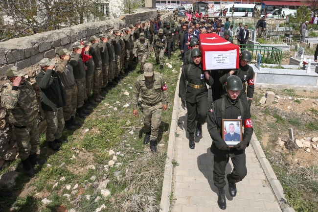 Şırnak şehitlerini, binlerce insan son yolculuğuna uğurladı