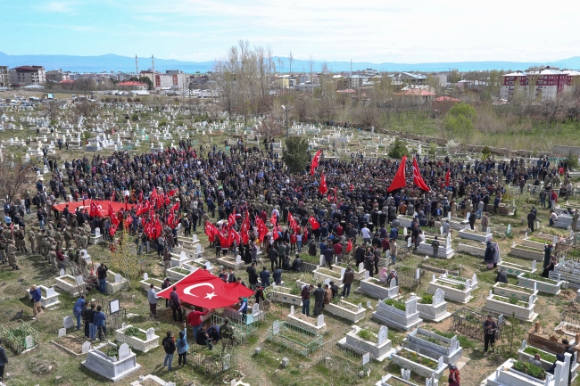 Şırnak şehitlerini, binlerce insan son yolculuğuna uğurladı