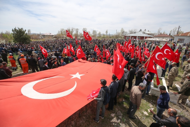 Şırnak şehitlerini, binlerce insan son yolculuğuna uğurladı