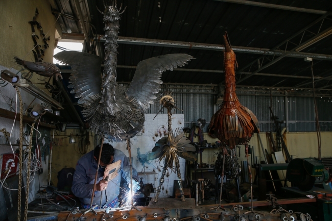 Hurdaları sanat eserine dönüştürüyor