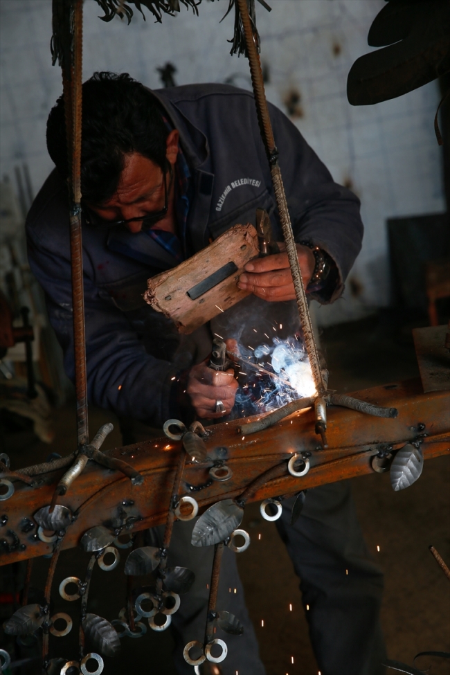 Hurdaları sanat eserine dönüştürüyor