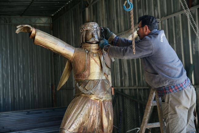 Hurdaları sanat eserine dönüştürüyor