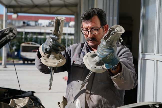 Hurdaları sanat eserine dönüştürüyor