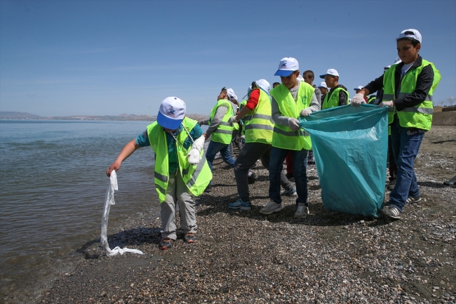 Öğrencilerden Van Gölü temizliği