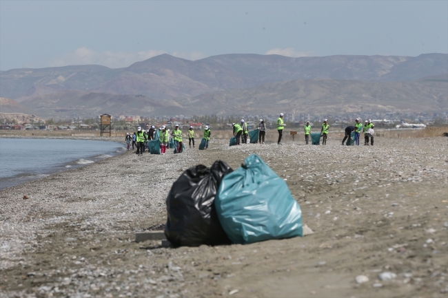 Öğrencilerden Van Gölü temizliği