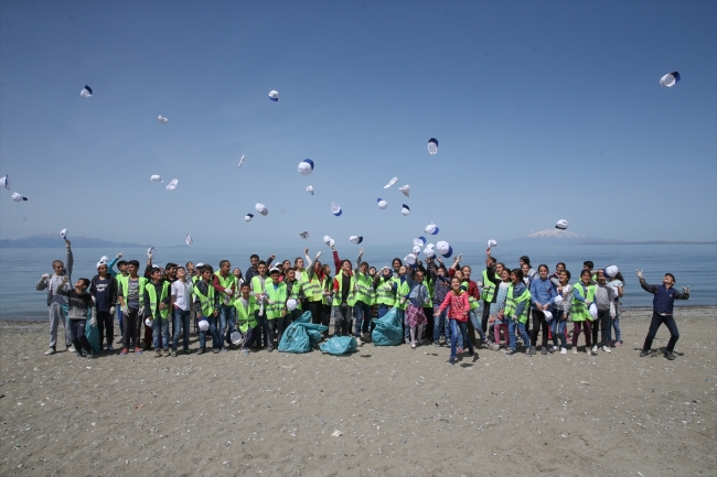 Öğrencilerden Van Gölü temizliği