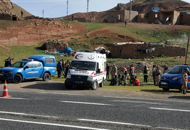 Erzurum'da göçmenleri taşıyan kamyon devrildi: 1 ölü, 30 yaralı