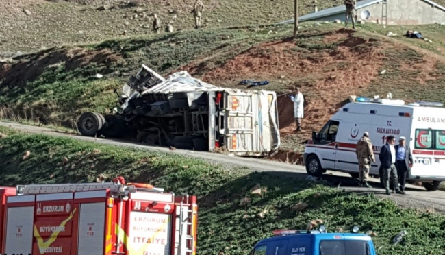 Erzurum'da göçmenleri taşıyan kamyon devrildi: 1 ölü, 30 yaralı