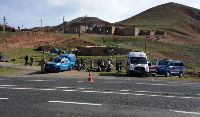 Erzurum'da göçmenleri taşıyan kamyon devrildi: 1 ölü, 30 yaralı