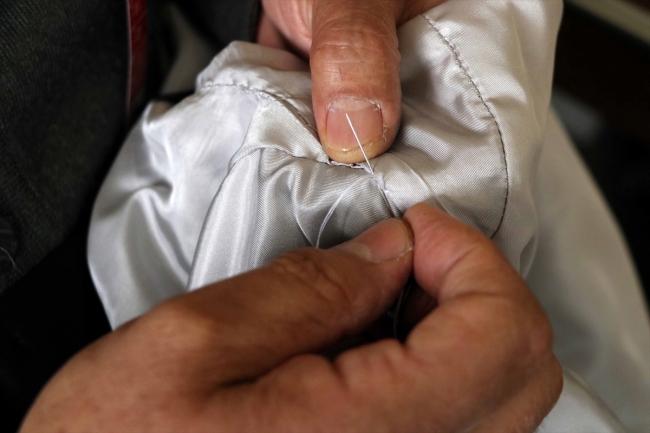 Sinan Emirhan'ın hayatı iğne iplikle geçti