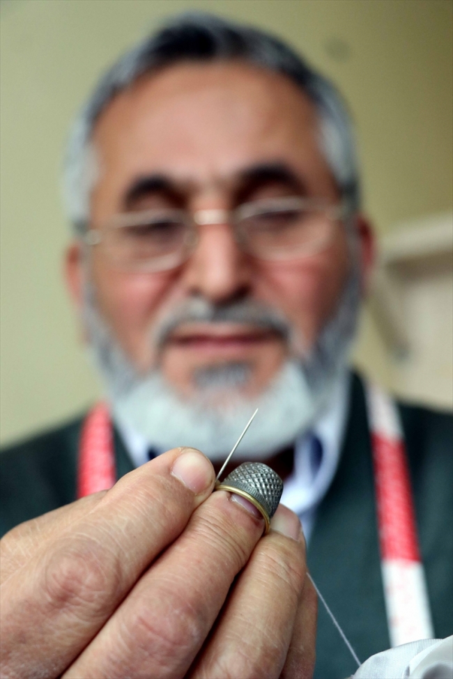 Sinan Emirhan'ın hayatı iğne iplikle geçti