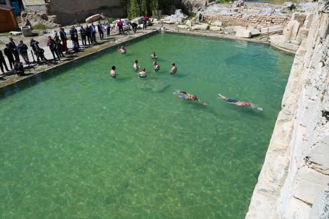 2 bin yıllık antik havuzda yüzme keyfi
