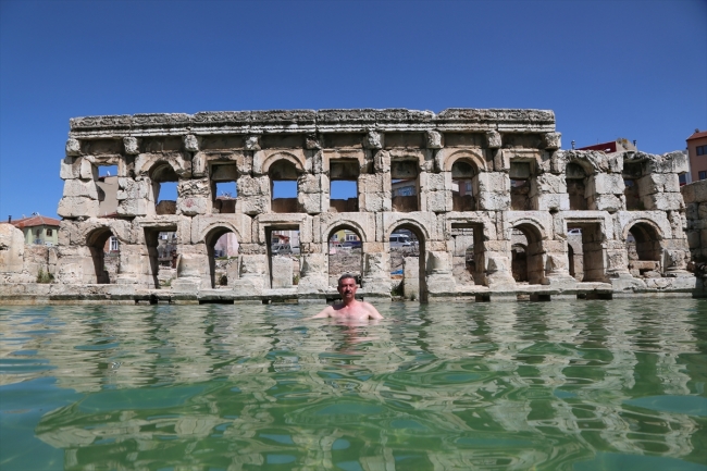 2 bin yıllık antik havuzda yüzme keyfi