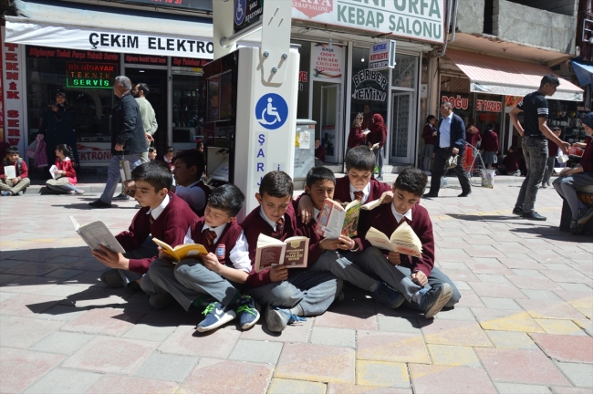 Ağrı'da öğrenciler farkındalık için sokakta kitap okudu