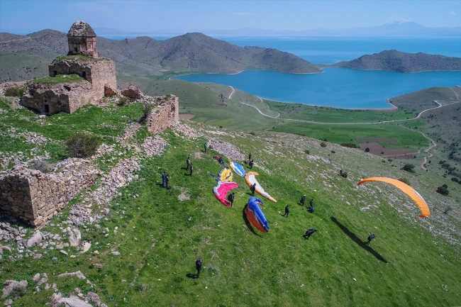 Van Gölü'nün muhteşem manzarası paraşüt tutkunlarını bekliyor