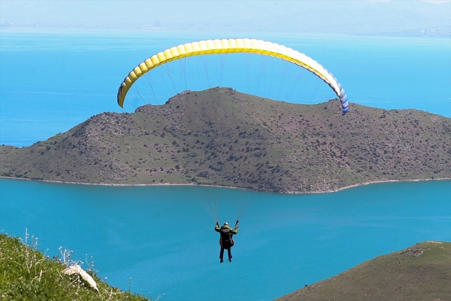 Van Gölü'nün muhteşem manzarası paraşüt tutkunlarını bekliyor