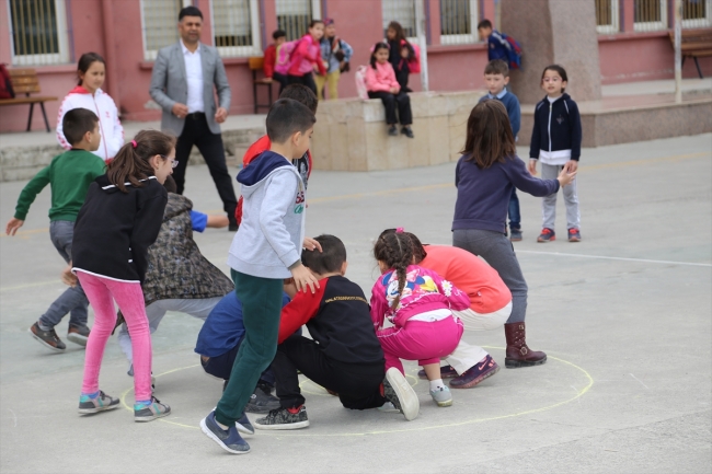 Minikler eski zaman oyunlarıyla eğleniyor