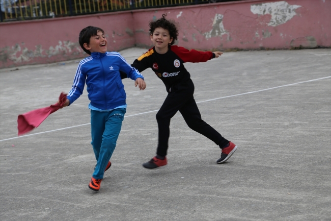 Minikler eski zaman oyunlarıyla eğleniyor