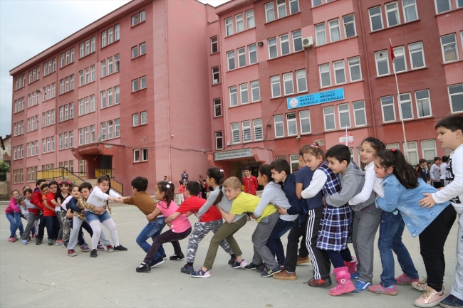 Minikler eski zaman oyunlarıyla eğleniyor