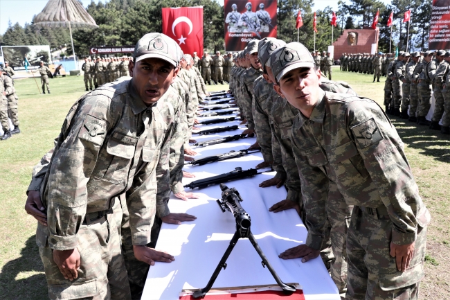 Uzman erbaşlar mavi bere taktı