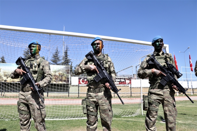 Uzman erbaşlar mavi bere taktı