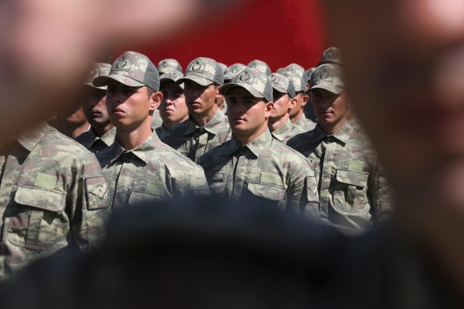 Uzman erbaşlar mavi bere taktı