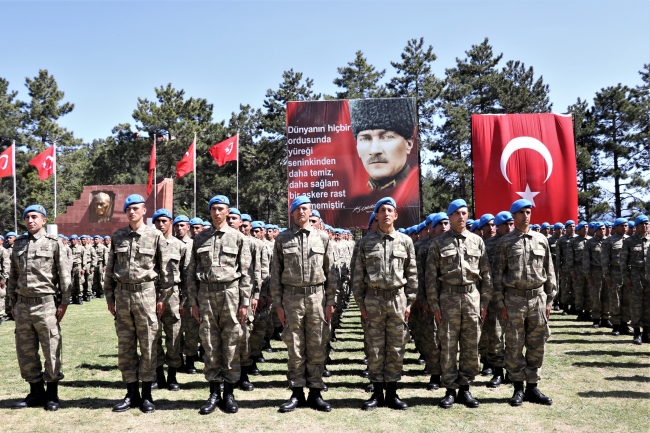 Uzman erbaşlar mavi bere taktı