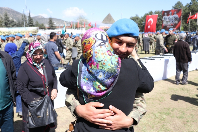 Uzman erbaşlar mavi bere taktı