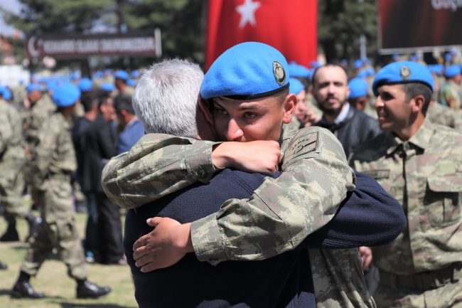 Uzman erbaşlar mavi bere taktı