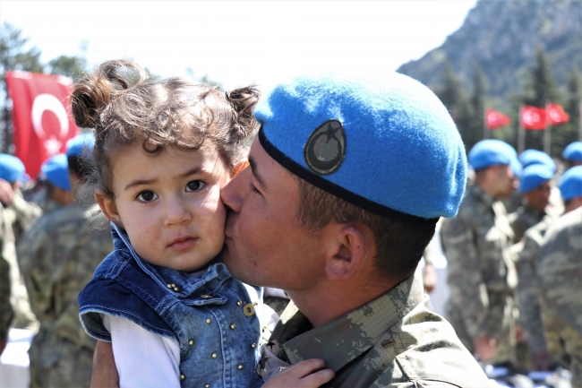 Uzman erbaşlar mavi bere taktı