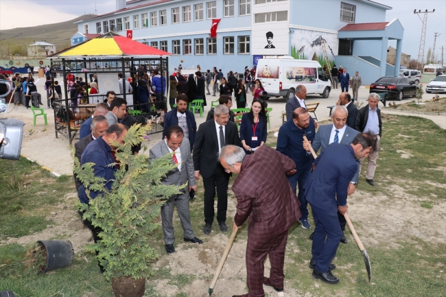 Teröristlerin yaktığı okulu üniversite öğrencileri güzelleştirdi